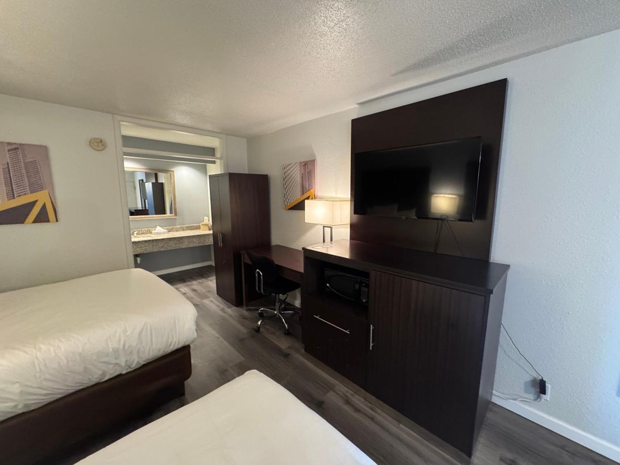 Clarion Inn & Suites Dothan South Bagian luar foto