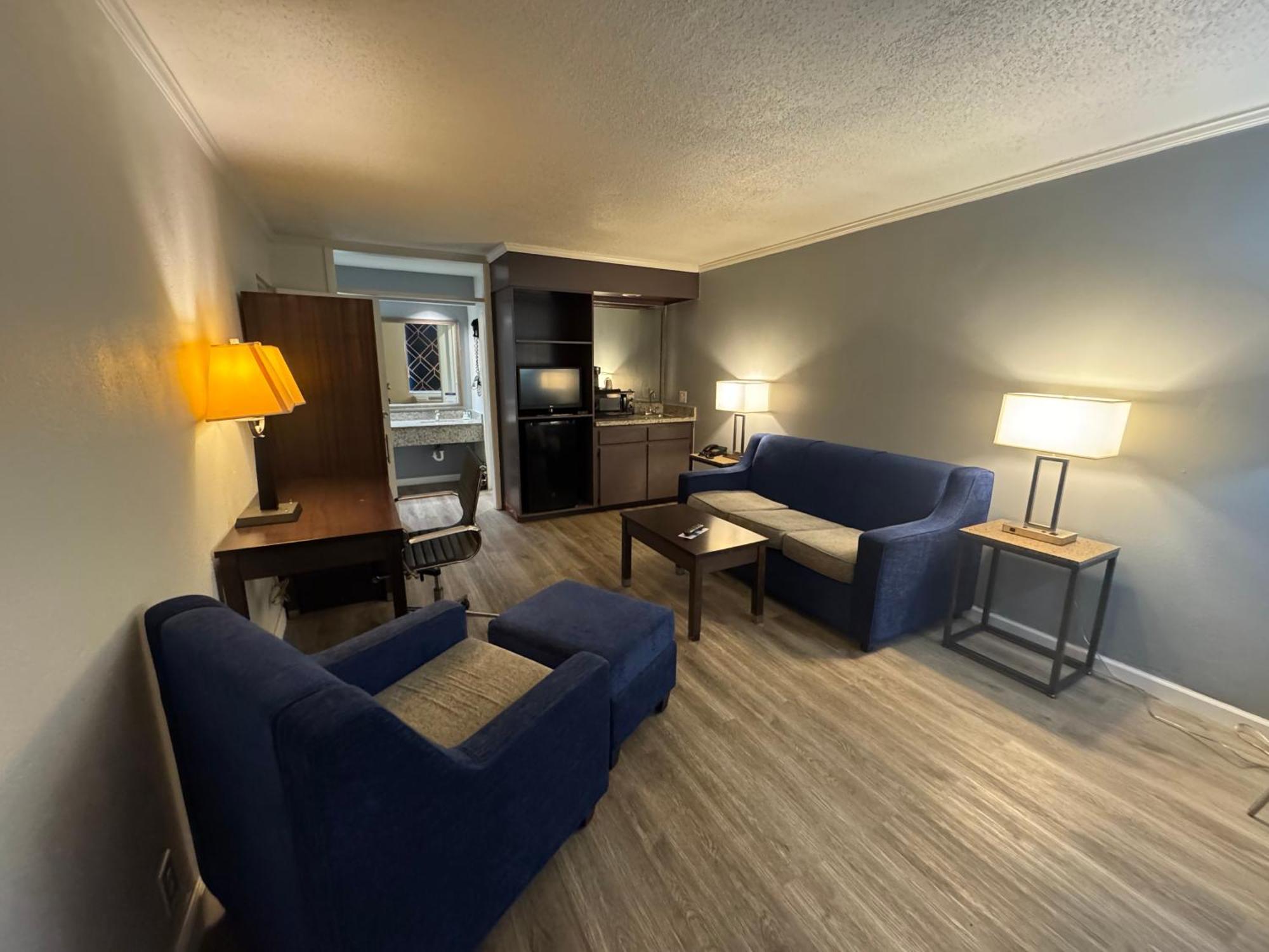 Clarion Inn & Suites Dothan South Bagian luar foto