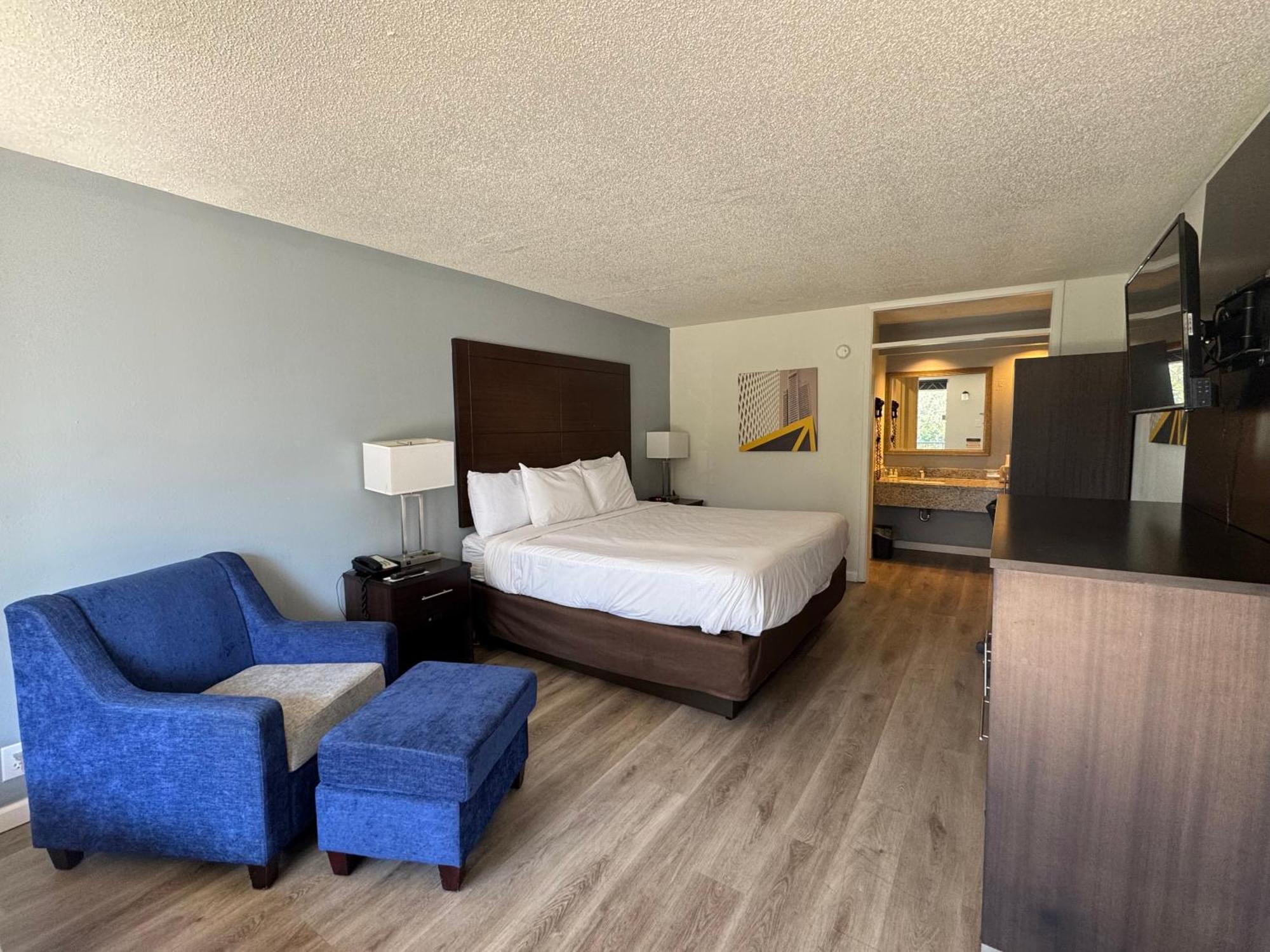 Clarion Inn & Suites Dothan South Bagian luar foto