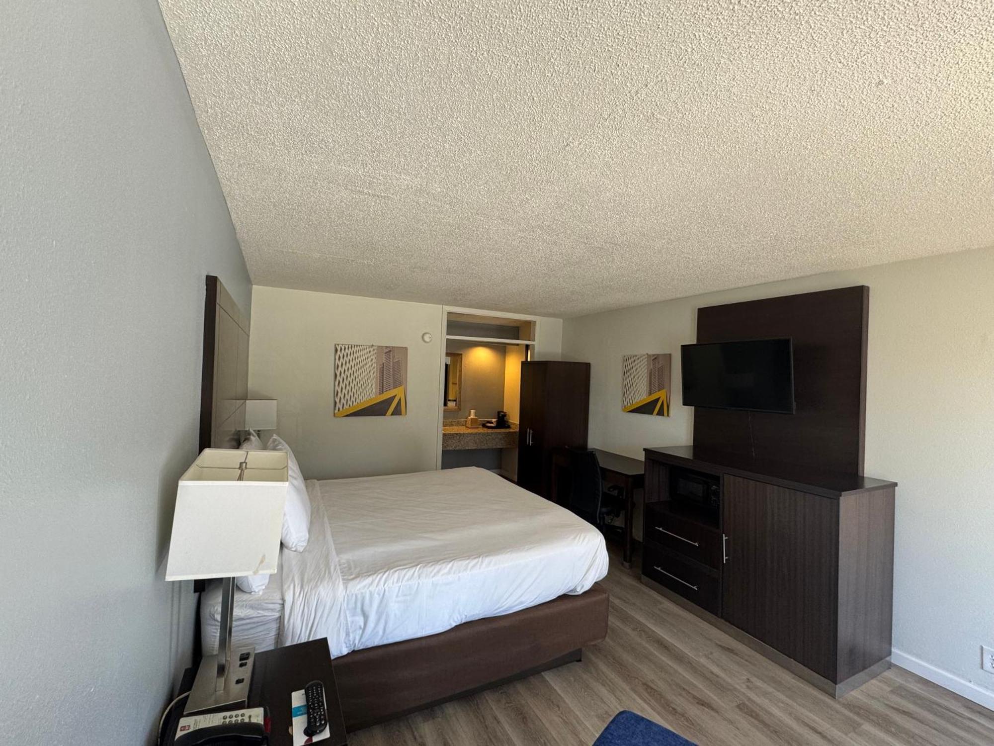 Clarion Inn & Suites Dothan South Bagian luar foto