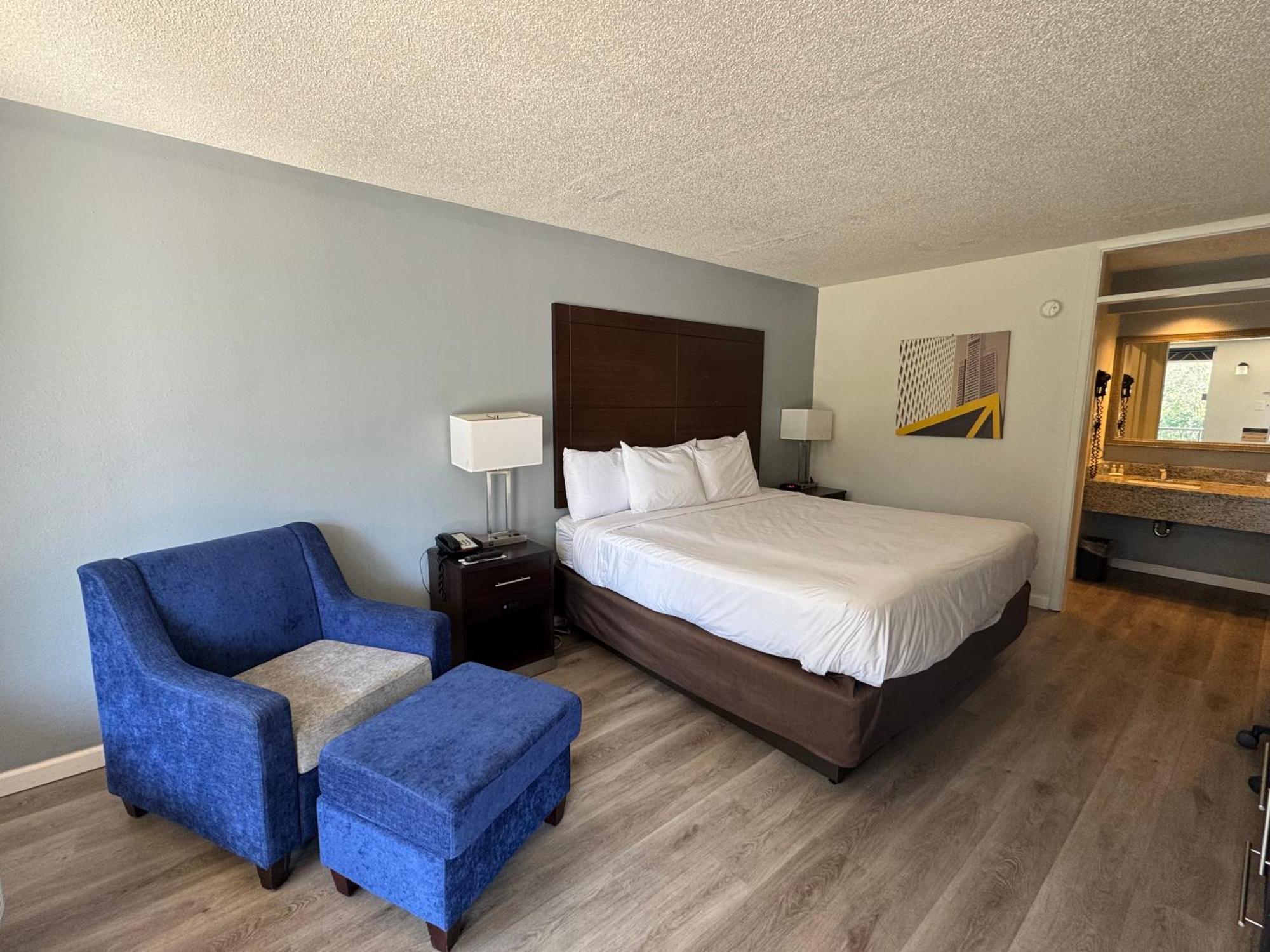 Clarion Inn & Suites Dothan South Bagian luar foto